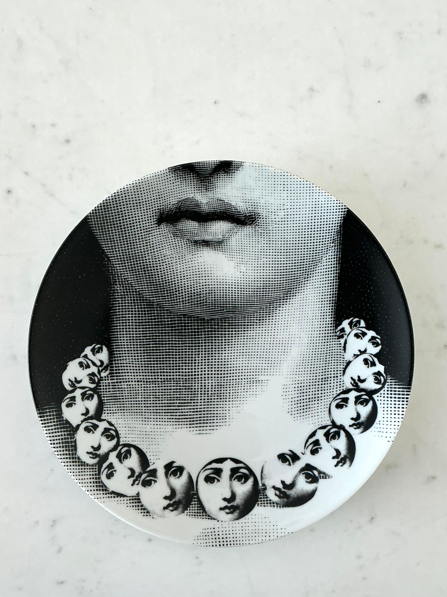 Piero Fornasetti Tema e Variazioni Plate - Detail view