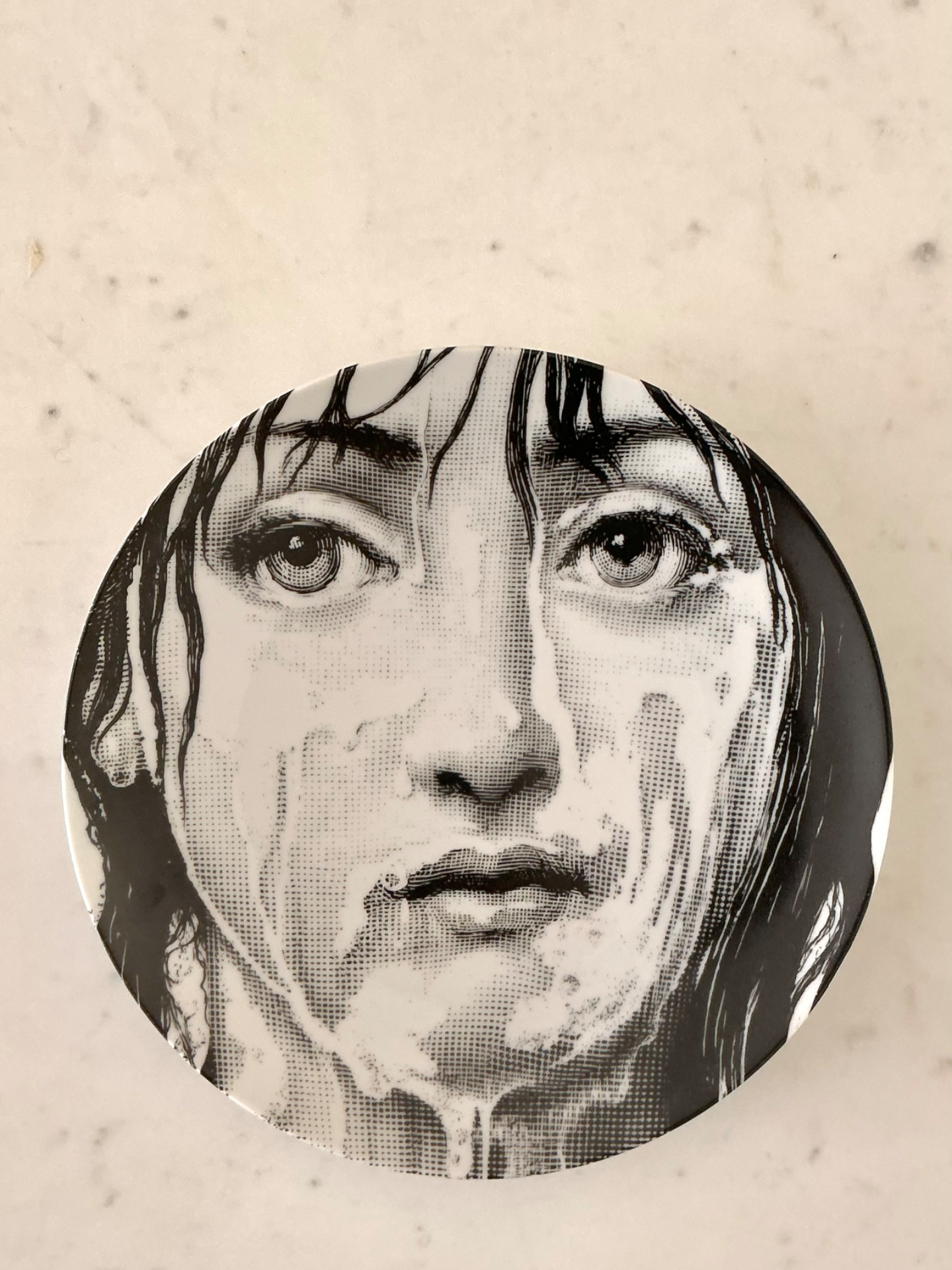 Piero Fornasetti Tema e Variazioni Plate - Side view