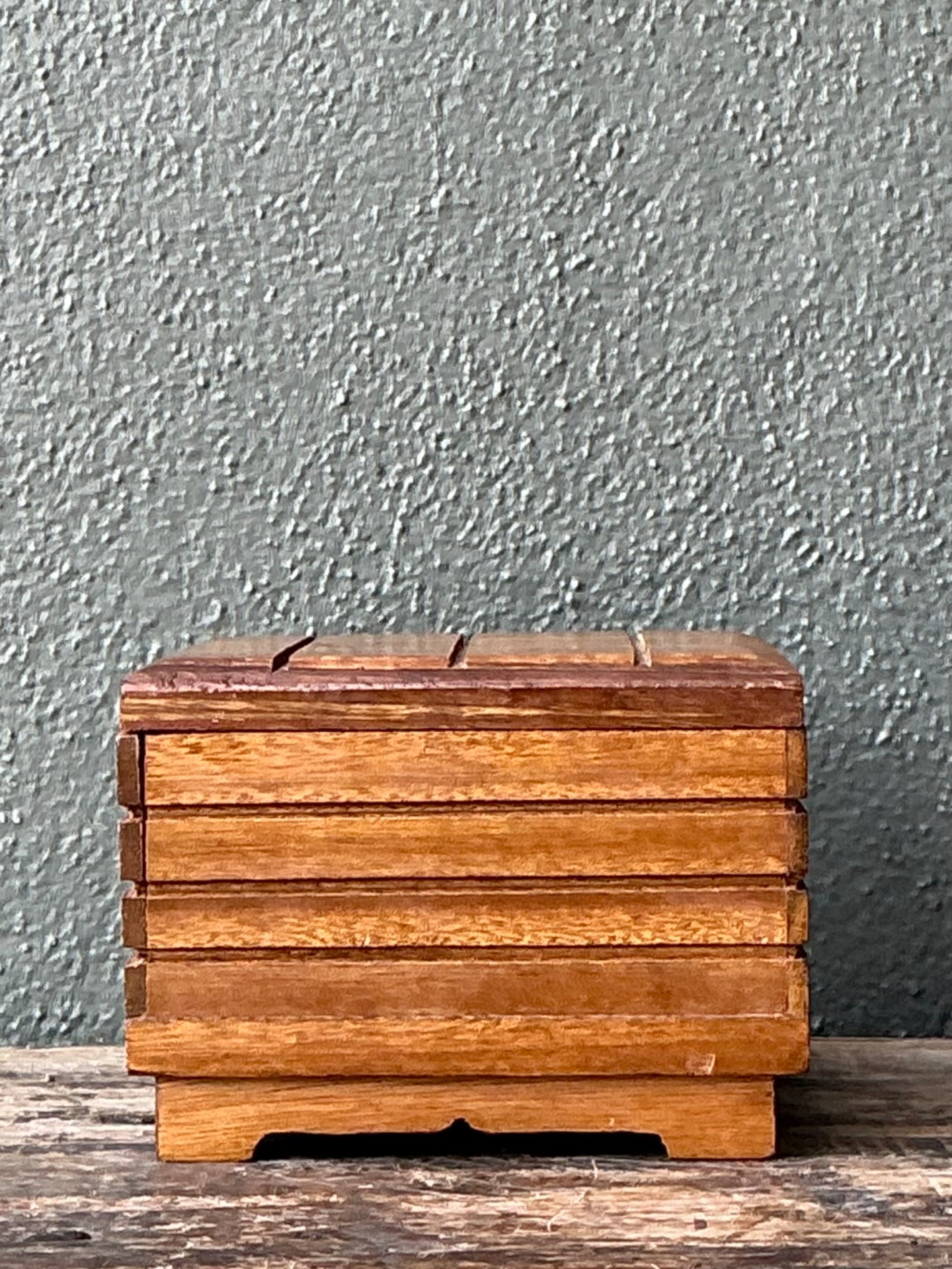 Vintage Rustic Wood Storage Box - Detail view