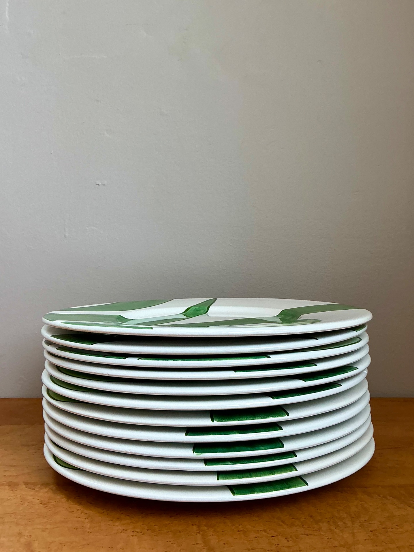 Vintage Italian Vietri Glazed Ceramic Palm Plates - Set Of 12  - Detail view