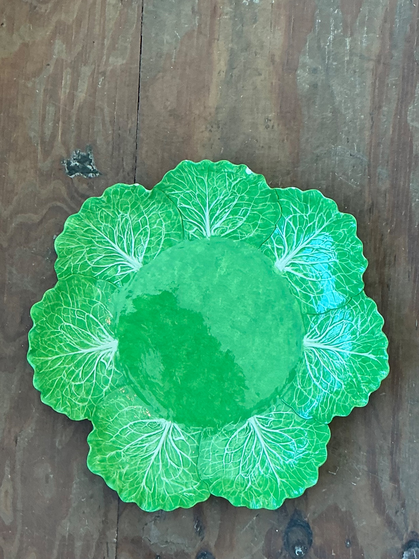 Vintage monumental Dodie Thayer cabbage leaf platter - Detail view