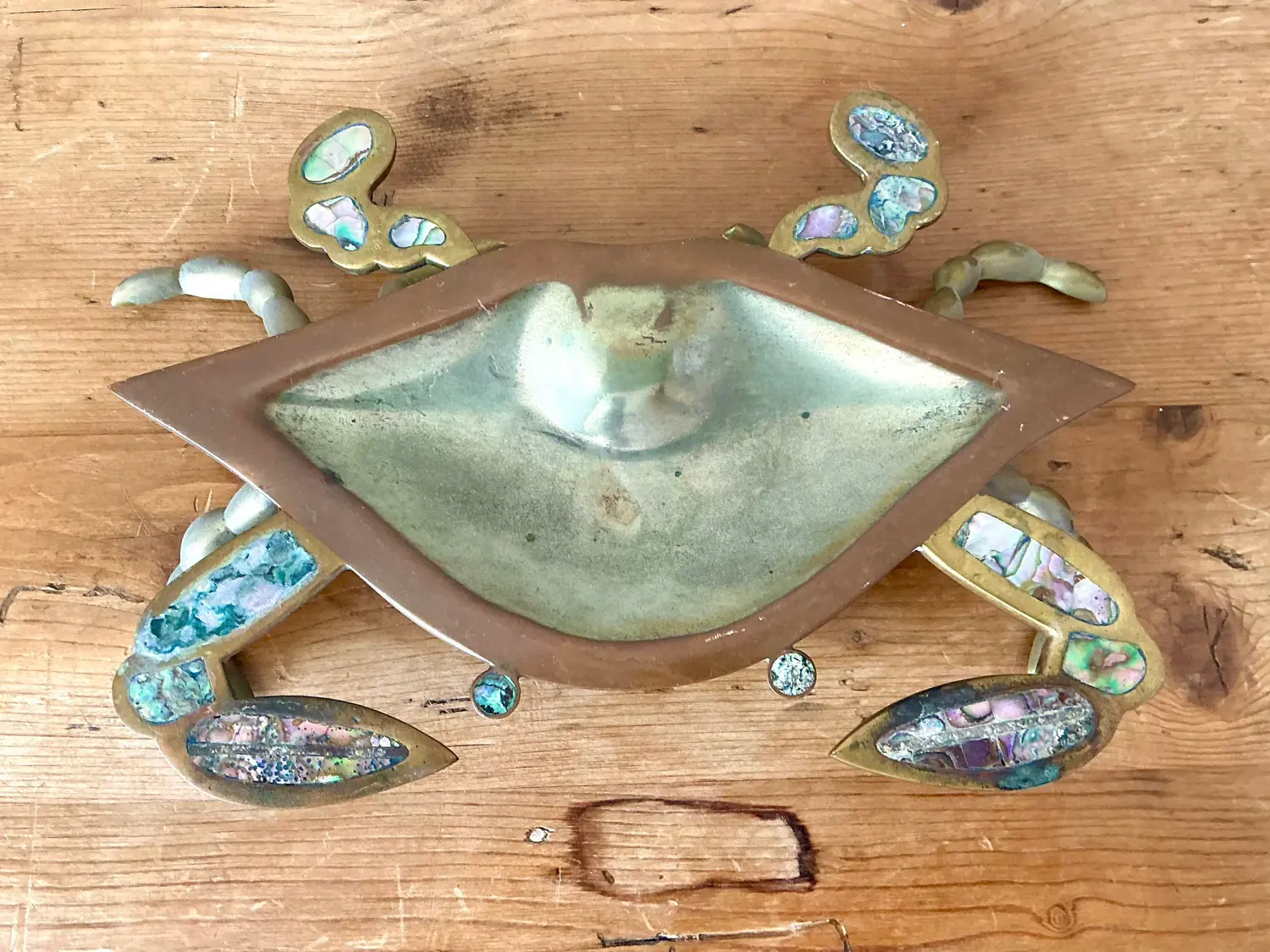 Vintage Brass Crab Bowl With Mother of Pearl Inlay - Detail view