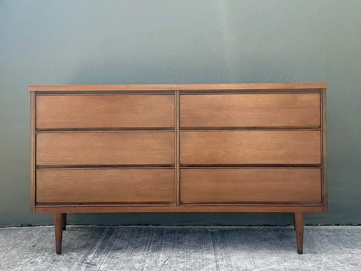 Vintage MCM Bassett 6 Drawer Dresser - Detail view