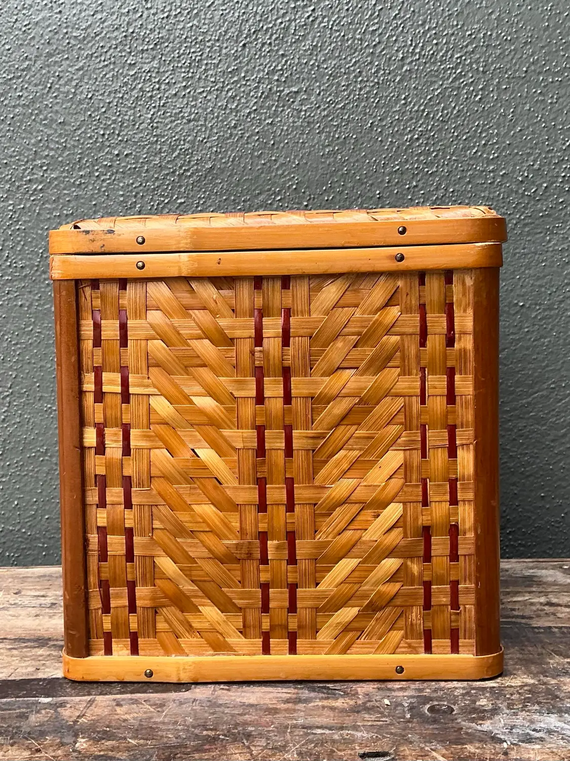 Vintage Shanghai Weave Hinged Lidded Box - Detail view
