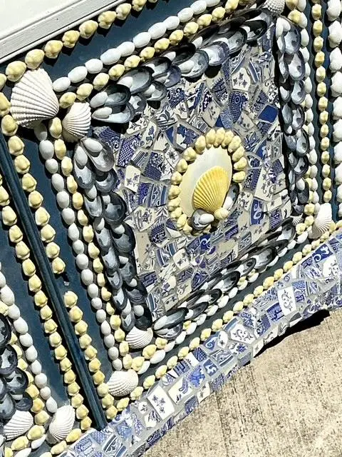 Vintage Shell Encrusted Tall Etagere - Detail view