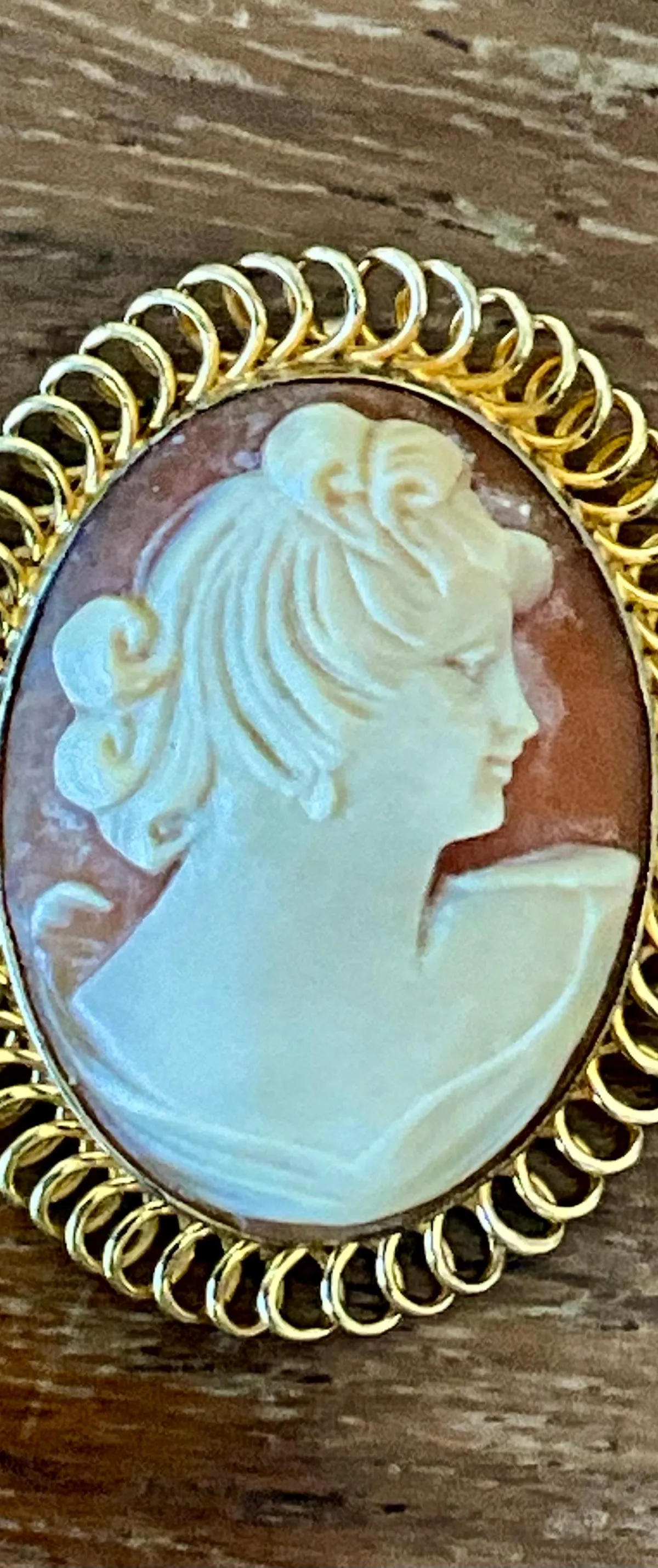 Vintage Victorian 12k Handcarved Cameo Pendant - Side view