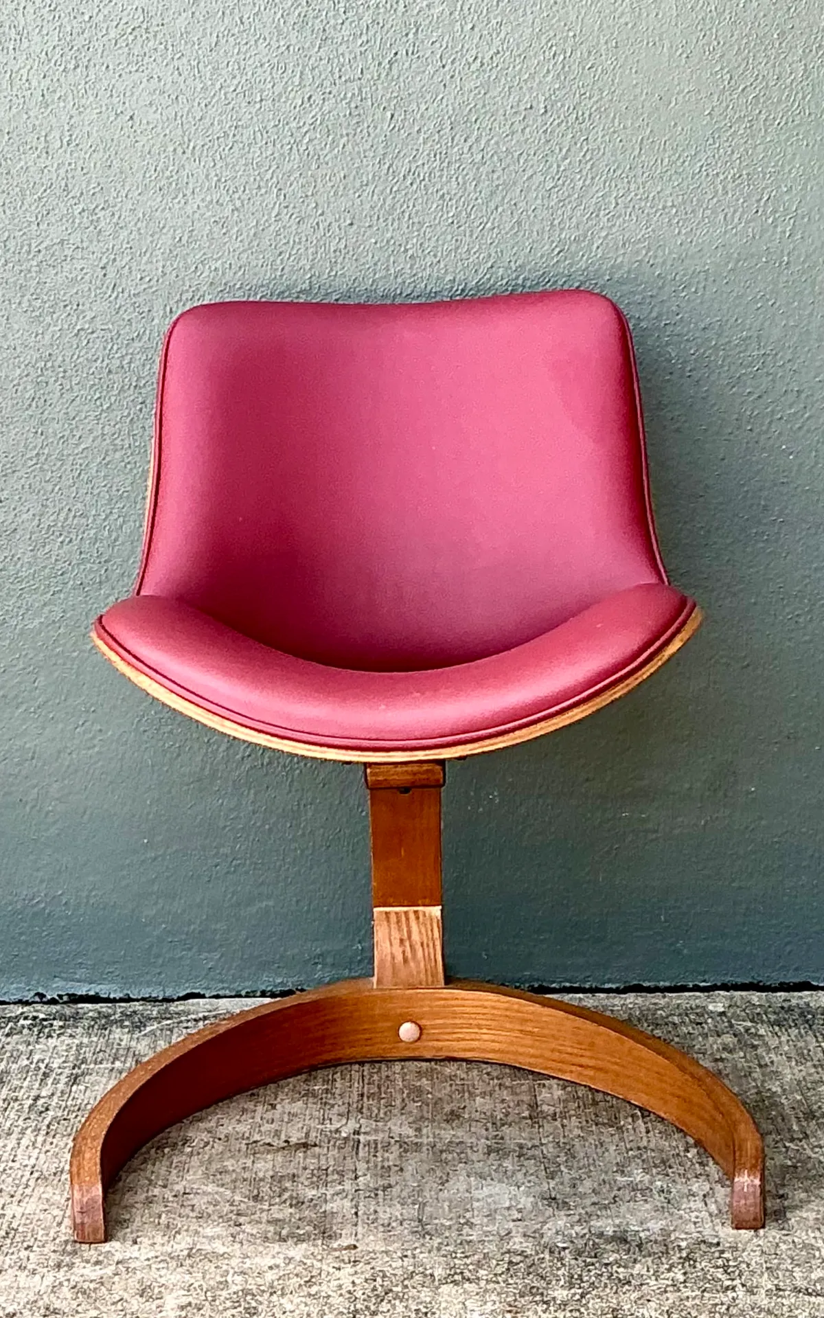 Vintage Wood and Vinyl Cantilever Chair After George Mulhauser - Interior view