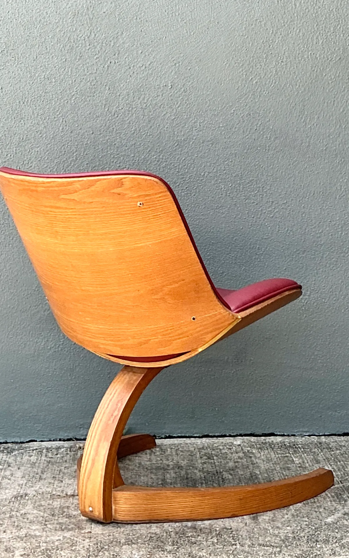 Vintage Wood and Vinyl Cantilever Chair After George Mulhauser - Close-up view